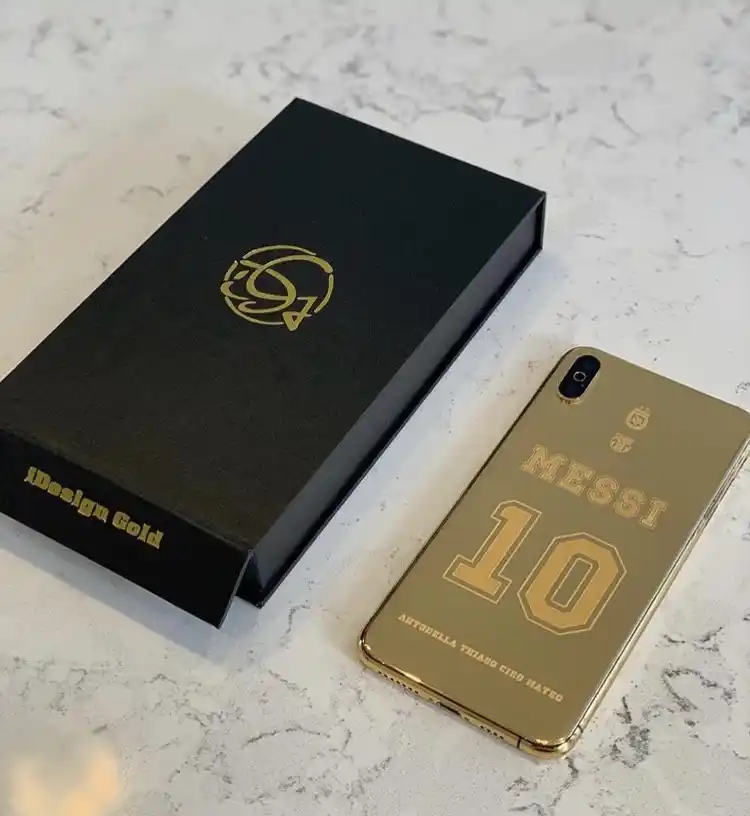 Messi recibió un lujoso celular bañado en oro