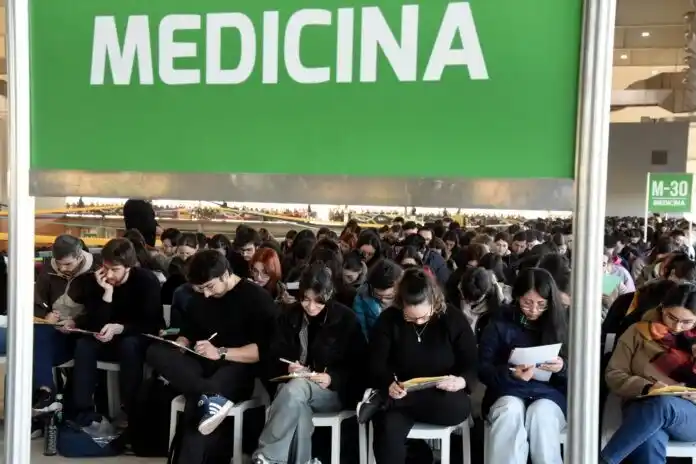 Las sospechas de fraude incluyen denuncias sobre la venta de exámenes con precios que alcanzarían los 5000 dólares.