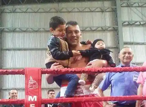 Roberto Bolonti con sus hijos luego de la victoria. 
