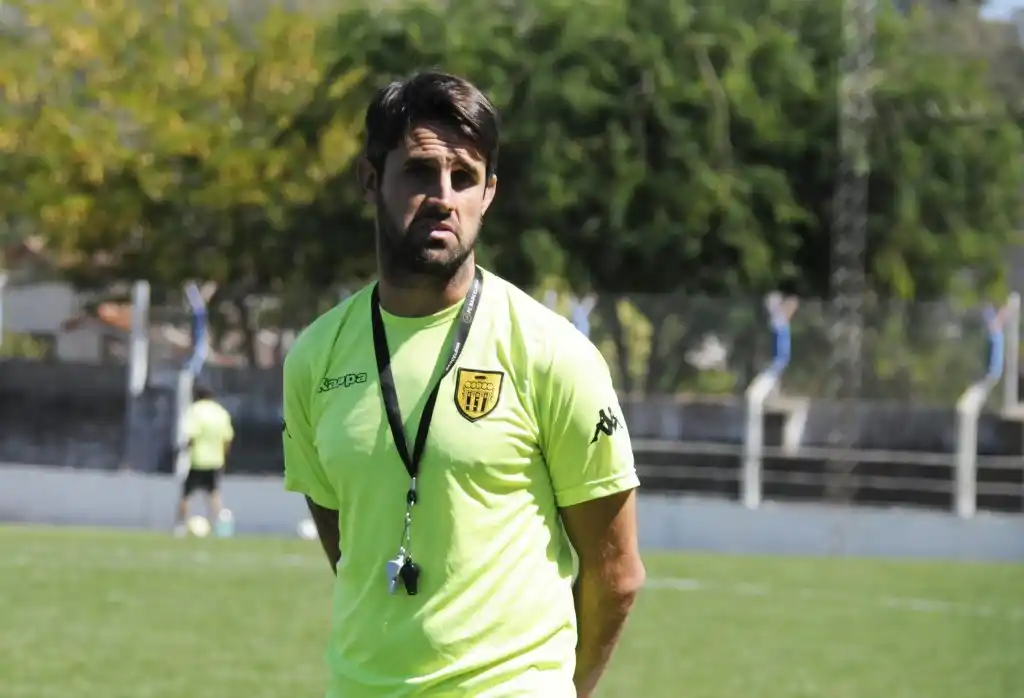 Pereyra dejó de ser el técnico de Santamarina