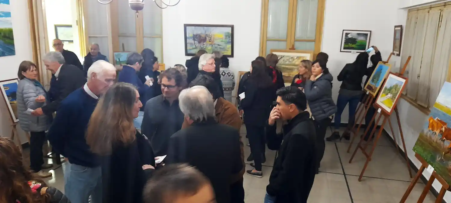Se inauguró la primera exposición de dibujos y pinturas “Formas y colores de lo nuestro”