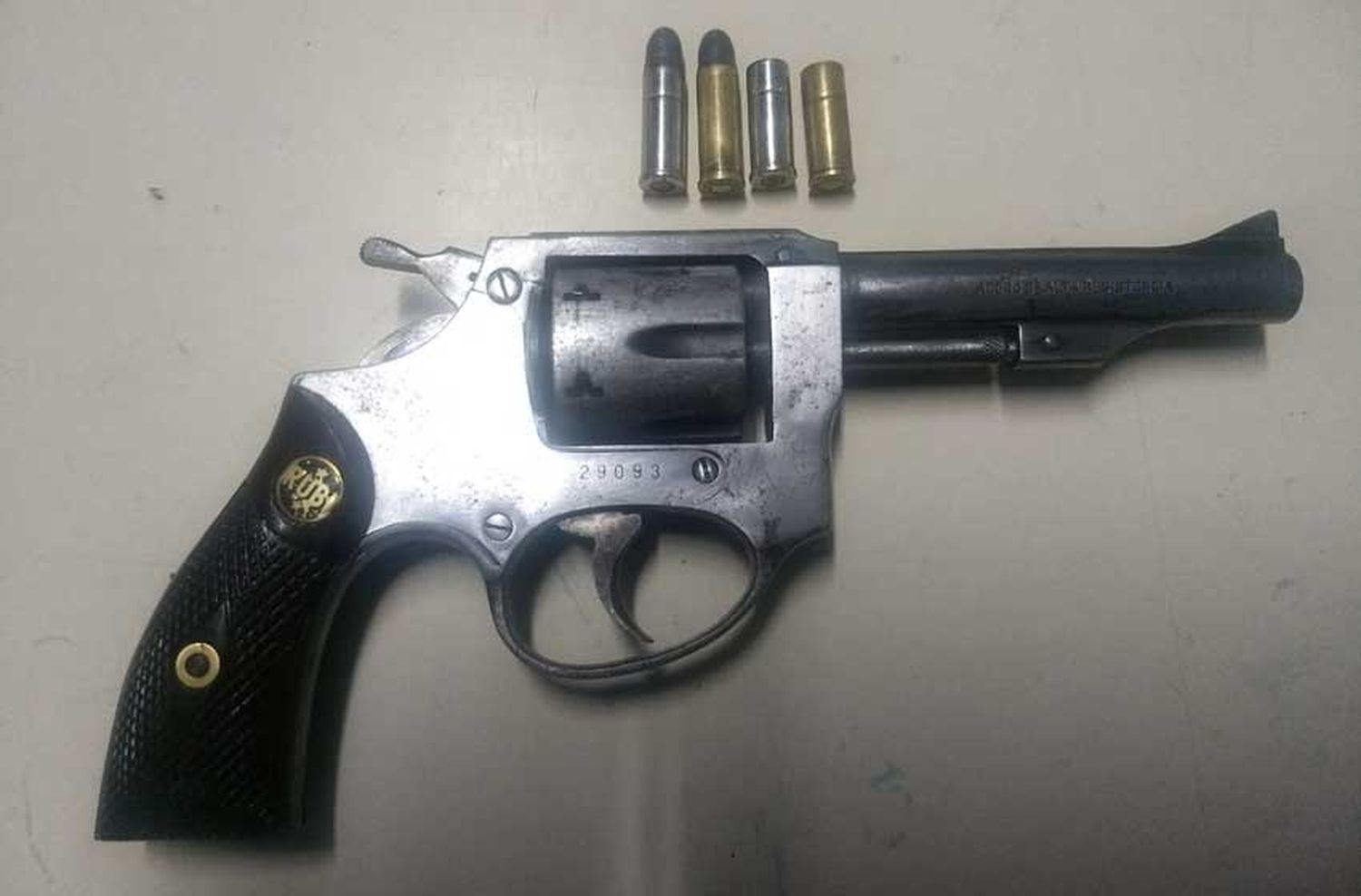 Lo aprehendieron tras mostrarse armado en un bar del centro