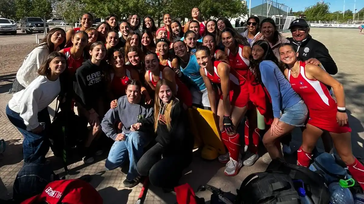 Las jugadoras de la ARTH junto al combinado chileno y su técnico "Cachito" Vigil