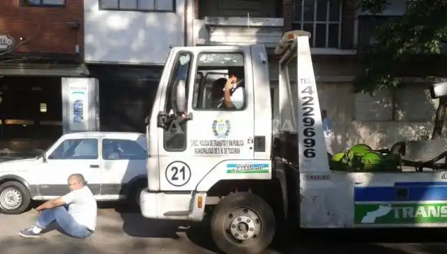 Se sentó delante del camión de Tránsito para exigir que le quiten el cepo a su auto
