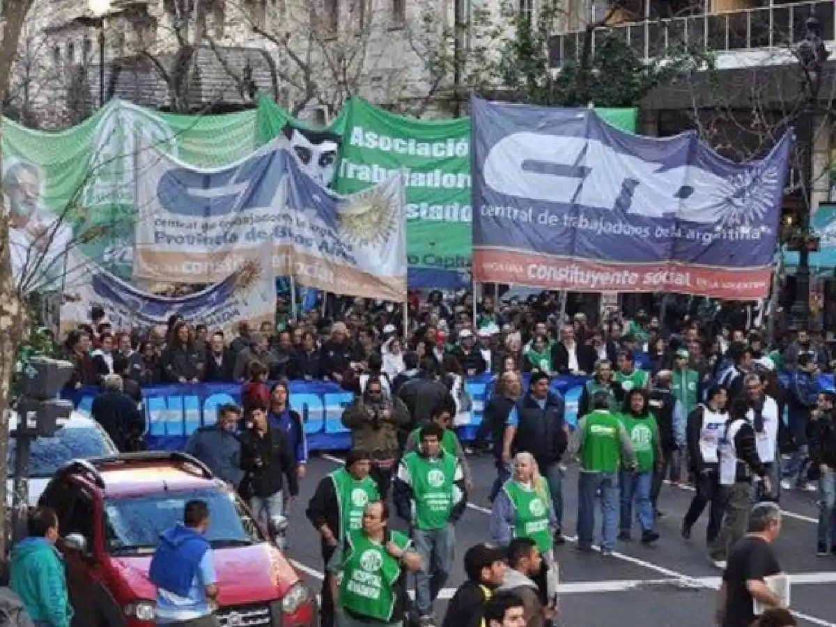 Las dos CTA anunciaron marcha para julio o agosto tras aumento del salario mínimo por decreto
