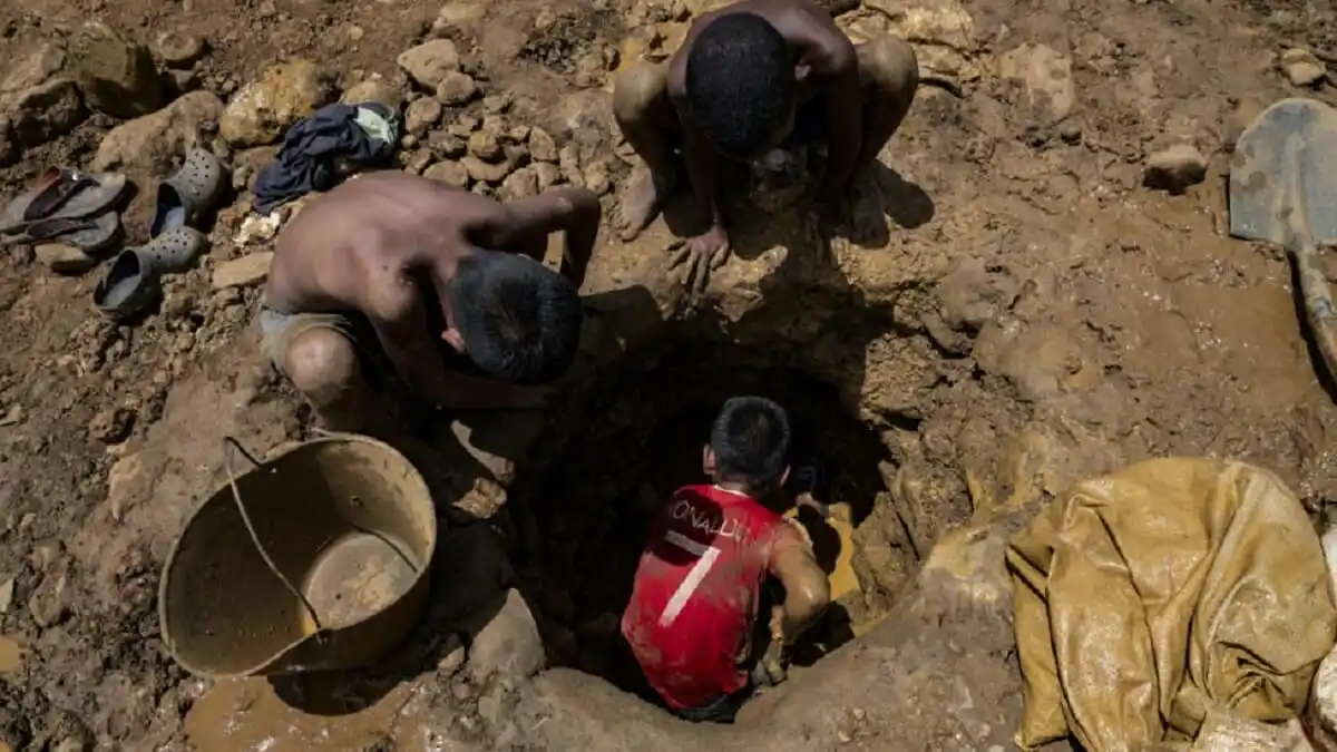 SIN ESCUELAS NI JUEGOS: el terrible drama de los niños mineros en Venezuela
