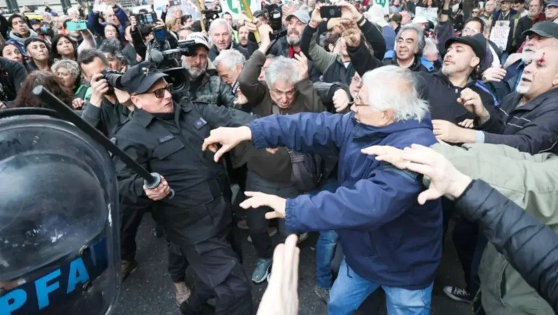 La Policía Federal reprimió a los jubilados que se movilizaban en el Congreso contra el veto de Milei