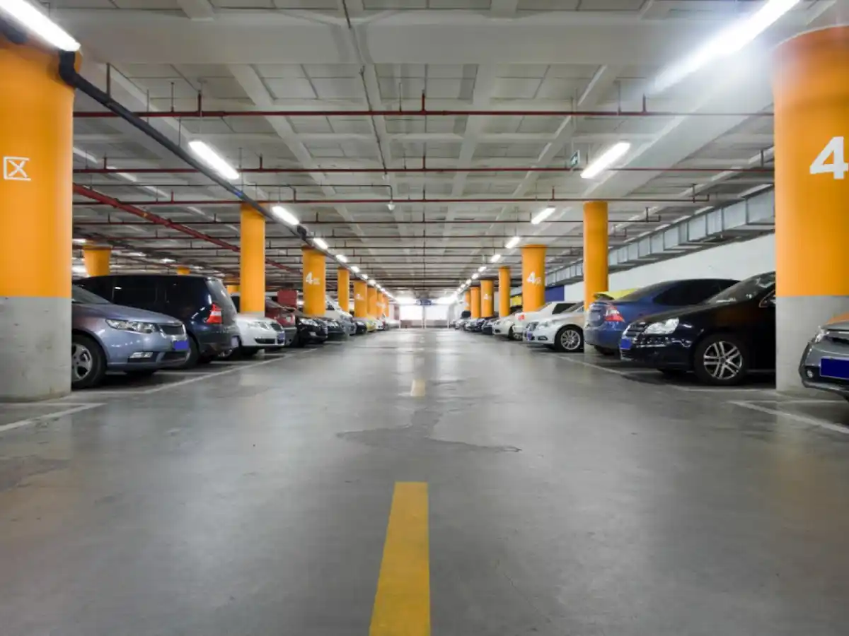 Dejó el auto en una playa y nunca lo buscó: ahora murió y la deuda supera los 140 mil pesos