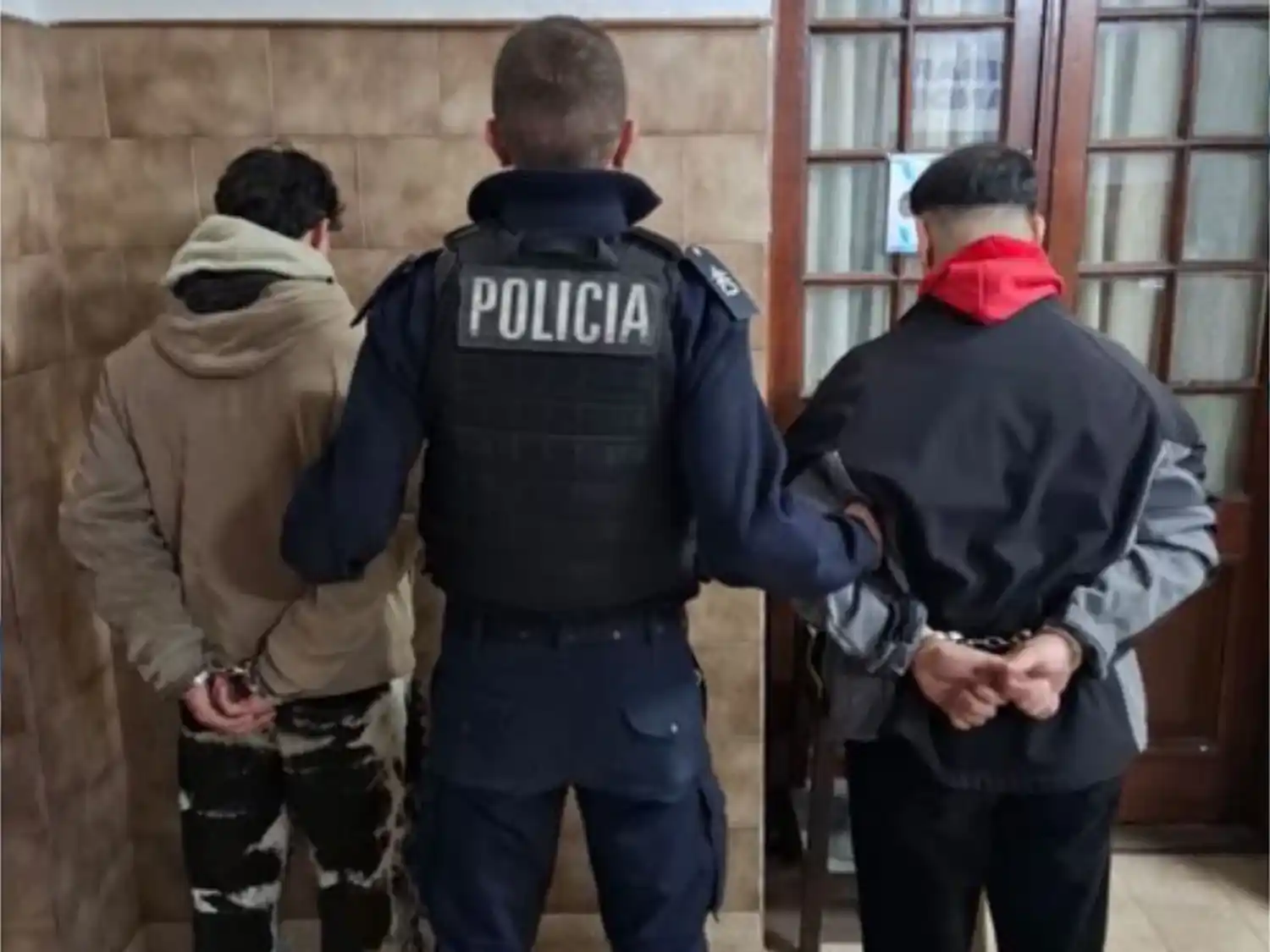 Los jóvenes fueron notificados por el delito de desobediencia, quedando alojados en sede policial.