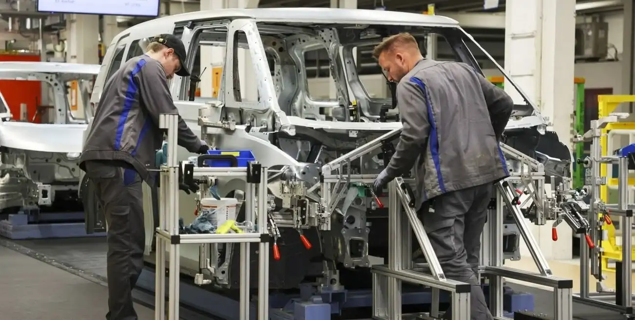 La industria automotriz redujo su uso de capacidad al 45,5%, con una baja del 17,2% en producción semestral.
