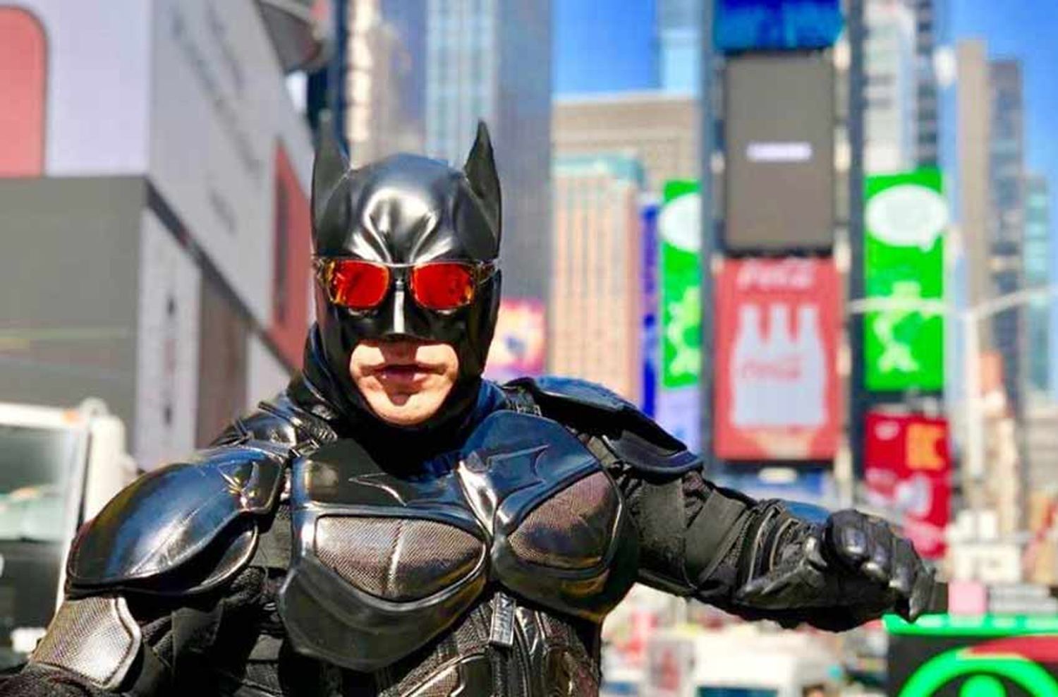 La historia del Batman argentino que pasea por Times Square en New York