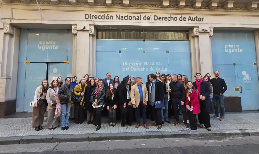 El viaje tuvo una agenda presencial de actividades académicas que incluyó visitas a organismos nacionales y una conferencia especializada.