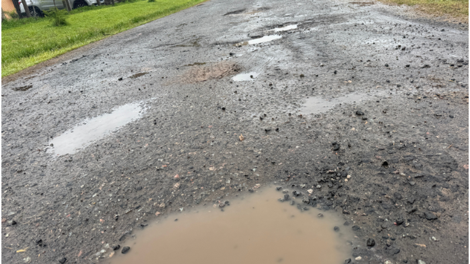 Reclamos por el estado de calle Maino: pozos, "pocitos" y un acceso cada vez más deteriorado