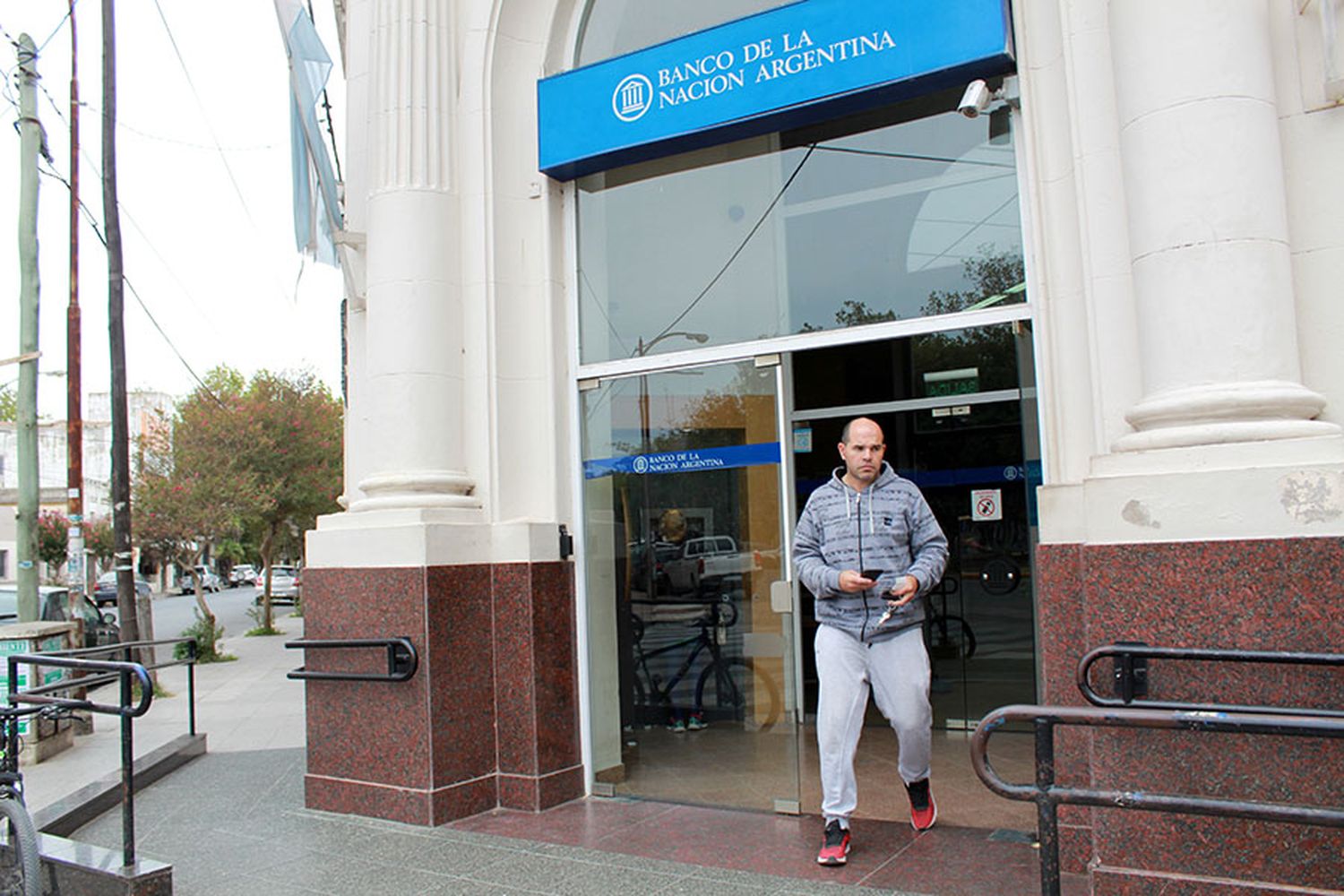 Al final, los bancos abrieron a las diez