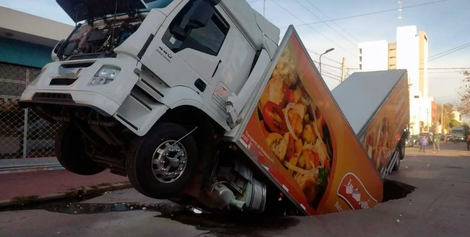 Así quedó el vehículo de transporte. Crédito: @barrionuevofern