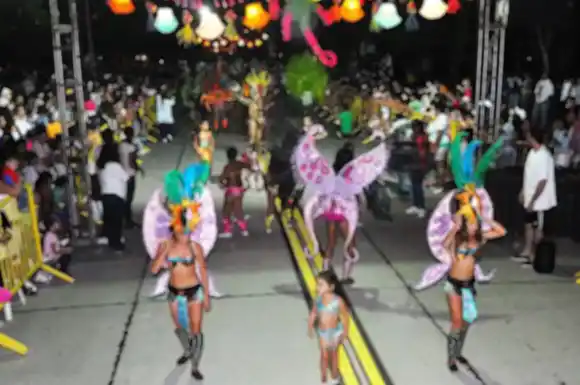 Alerta por un sujeto armado en medio de los Pre Carnavales del domingo: era una réplica