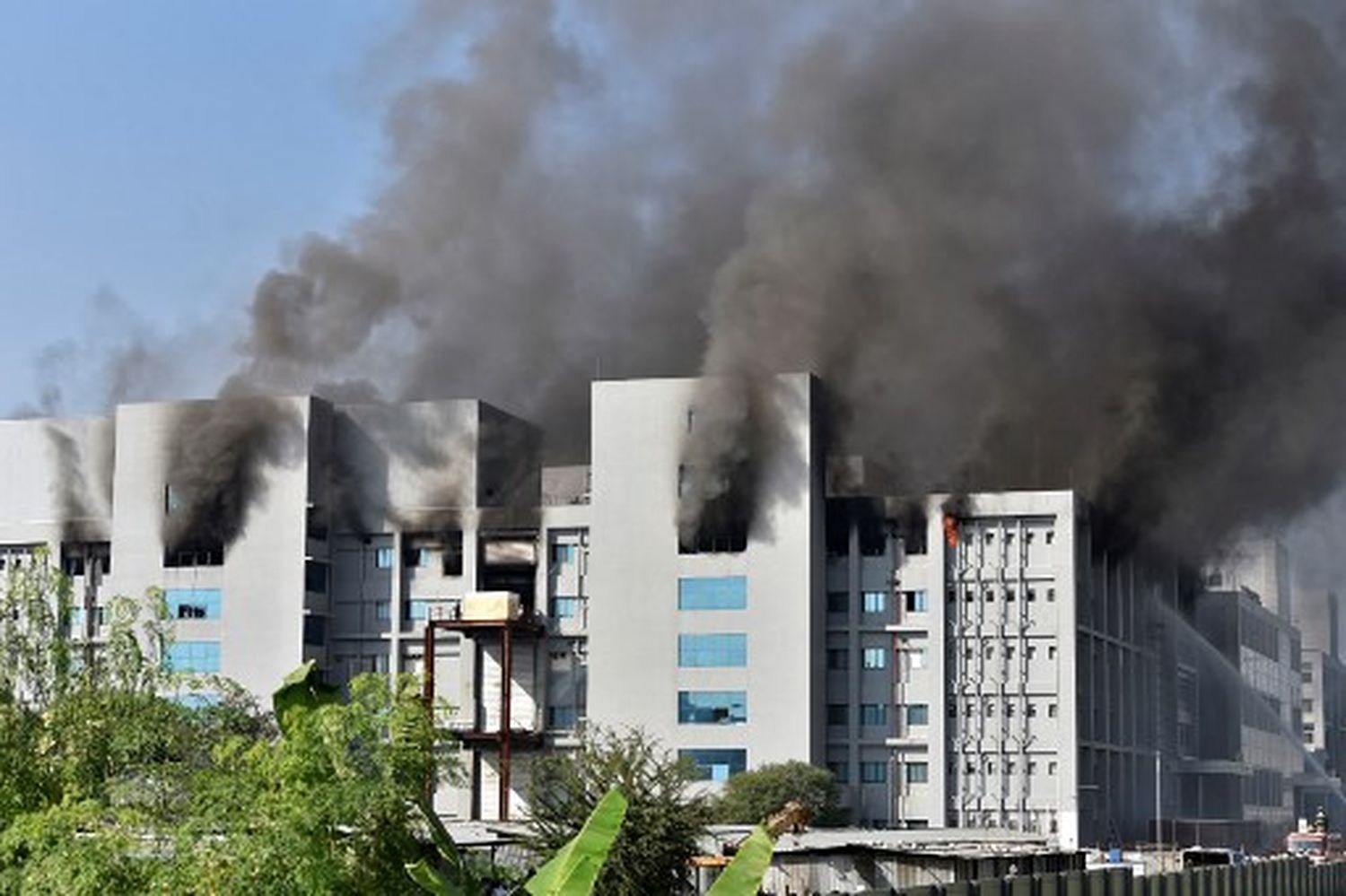 DEVASTADOR incendio en una de las sedes del mayor fabricante de vacunas en el mundo deja al menos cinco muertos