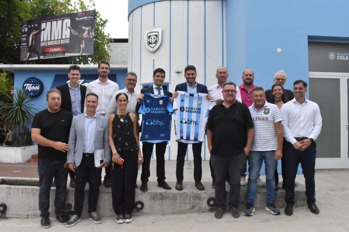 Pullaro junto a la sautoridades cremosas.(@OficialAMSyD)
