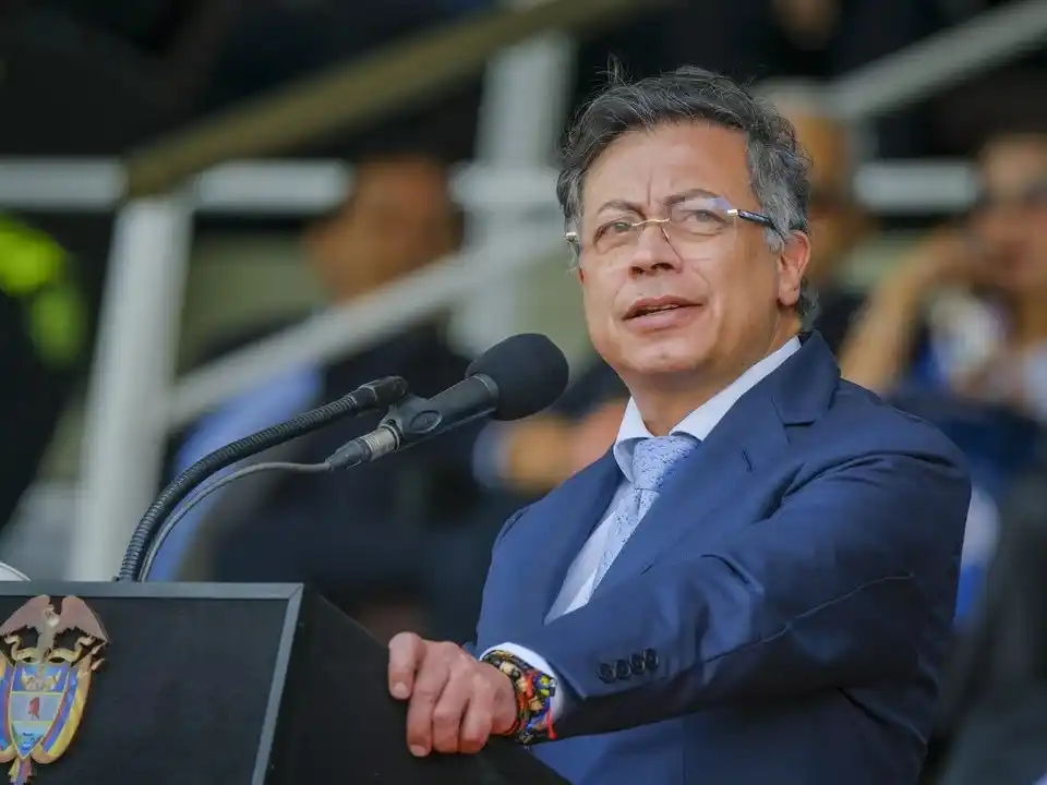 Petro denuncia “bombardeos en frontera Colombia-Ecuador”