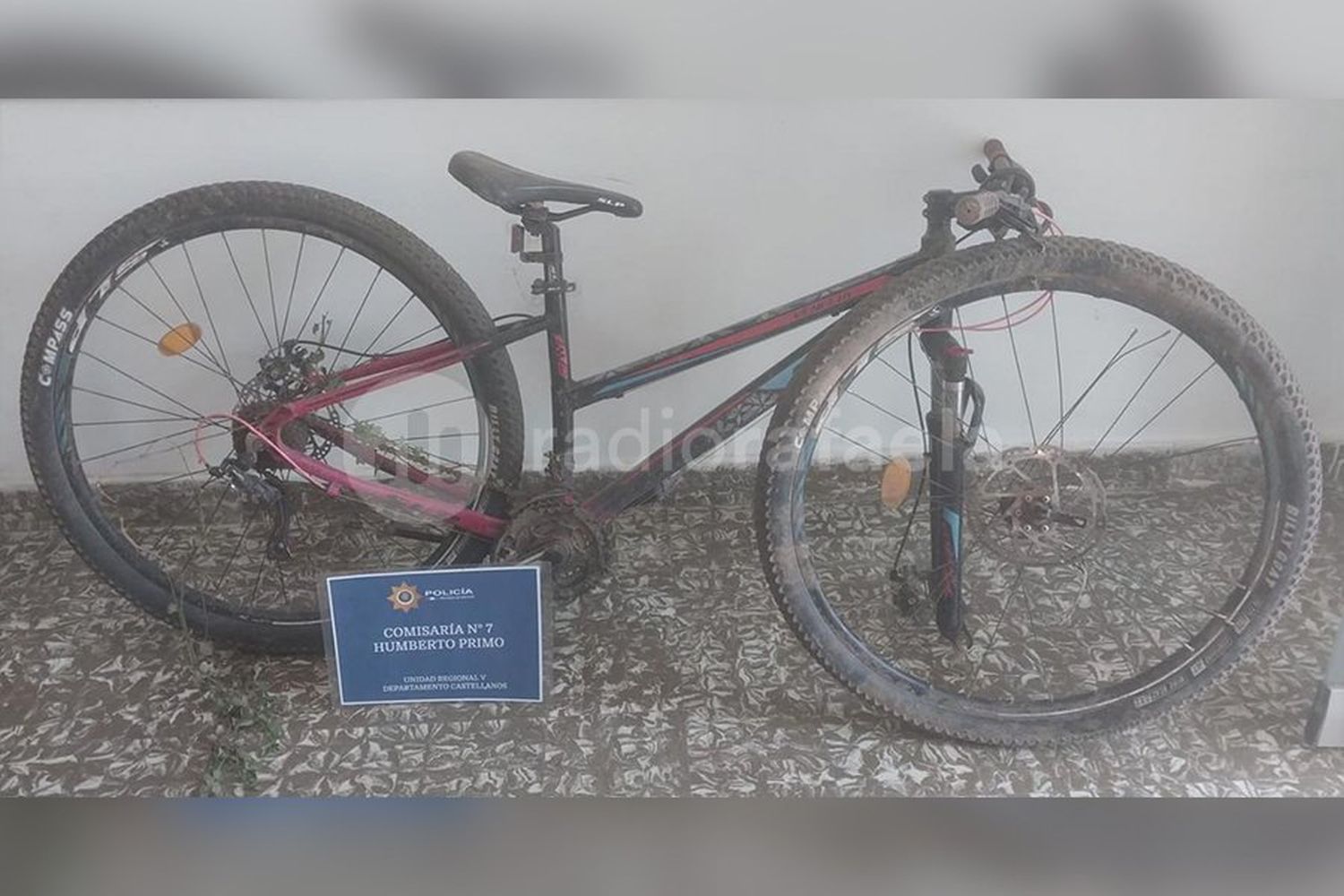 Abandonada en el campo, encontraron una bici que había sido robada el año pasado