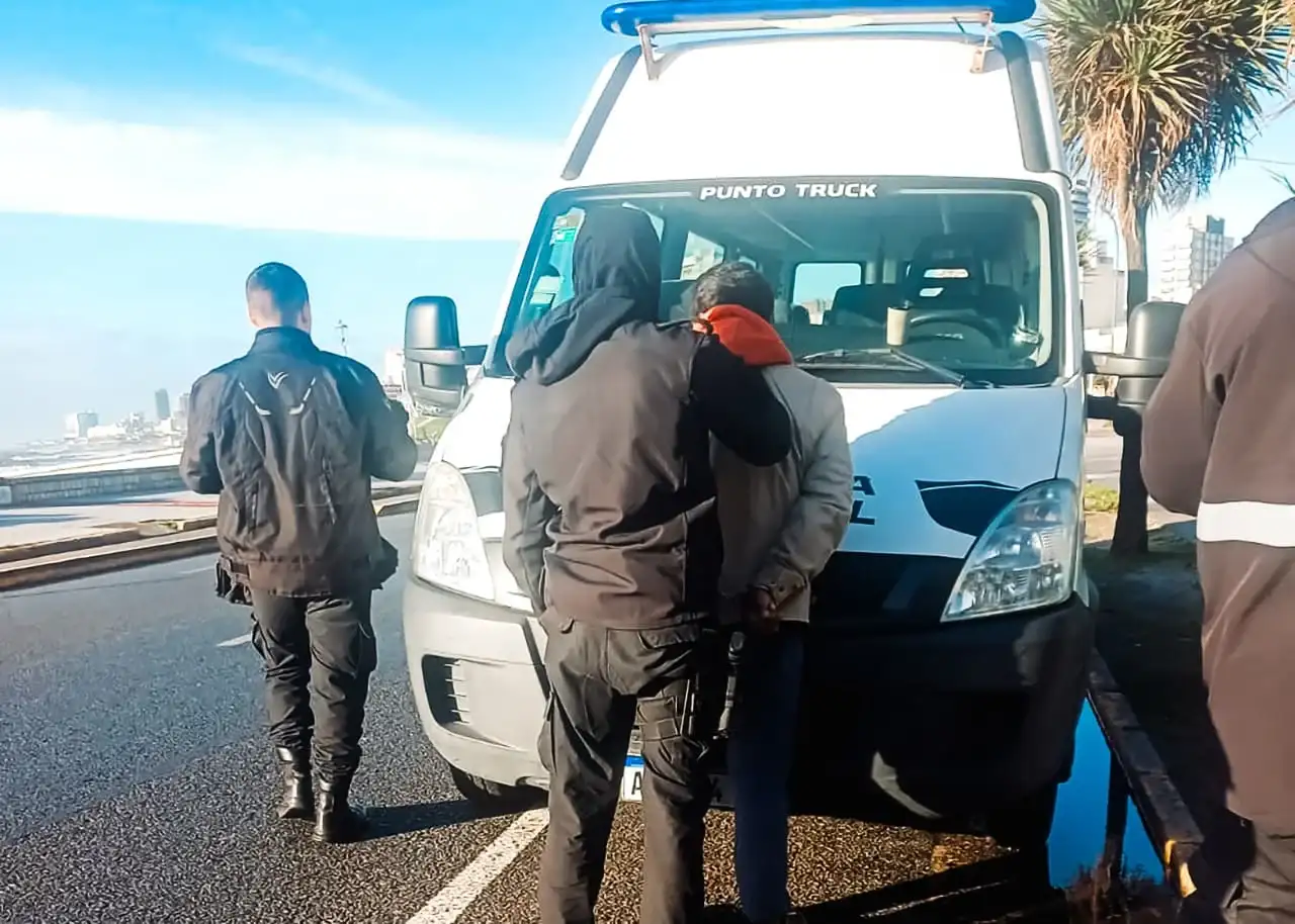 Luego, con apoyo de un móvil policial, el hombre fue trasladado a la Comisaría Primera, donde se realizaron las actuaciones de rigor correspondientes.