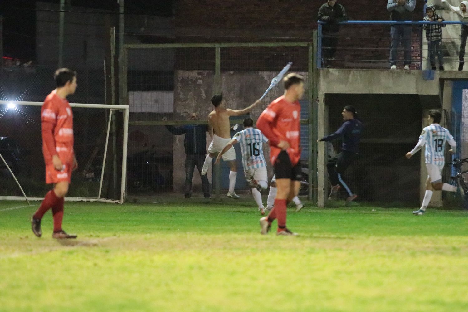 Aryan Benítez festeja el agónico gol que le permitió a Juventud Unida dar vuelta el partido y quedarse con los 3 puntos (crédito: Pato Negro/IG Gol Entra).