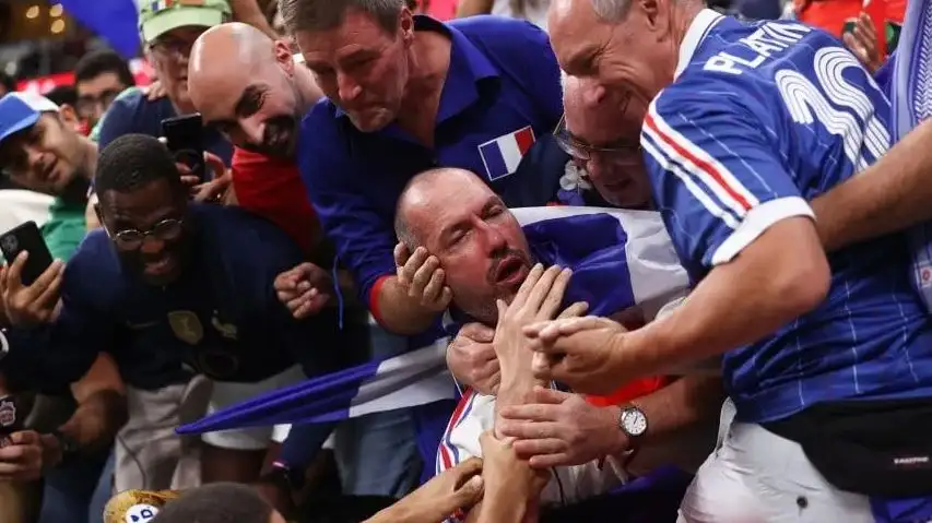 Kylian Mbappé pateó una pelota a la tribuna y noqueó a un hincha de Francia