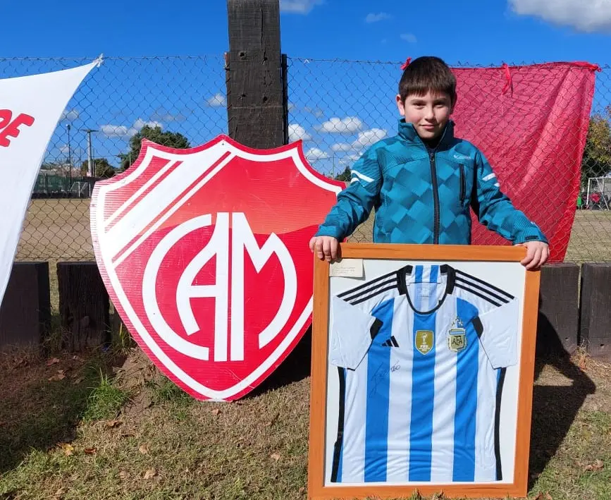 Benicio con la camiseta firmada por Messi que se ganó en el encuentros de escuelitas de Mitre.