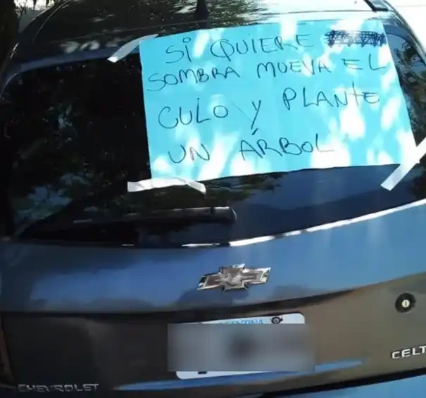 “Si quiere sombra...”: estacionó mal y un vecino enojado decidió dejarle un mensaje en su auto