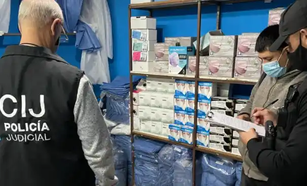 Desarticularon banda que fabricaba barbijos truchos del CONICET y funcionaba en Ciudad y conurbano