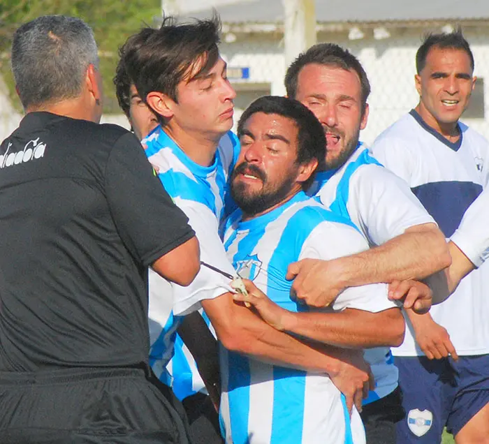 Dos años de suspensión por agredir a un juez de línea