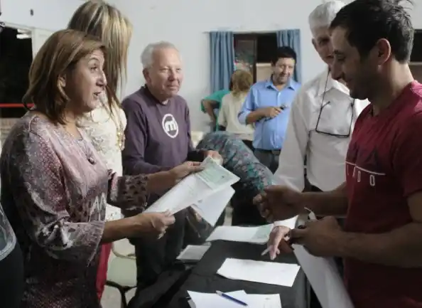 Santo Tomé: Qüesta encabezó una nueva entrega del Fondo de Asistencia Educativa