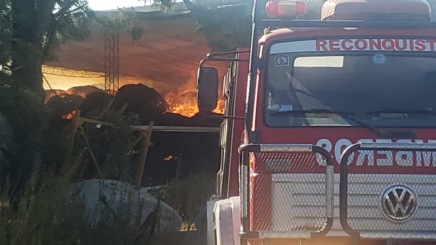Voraz incendio en un galpón con maquinarias agrícolas