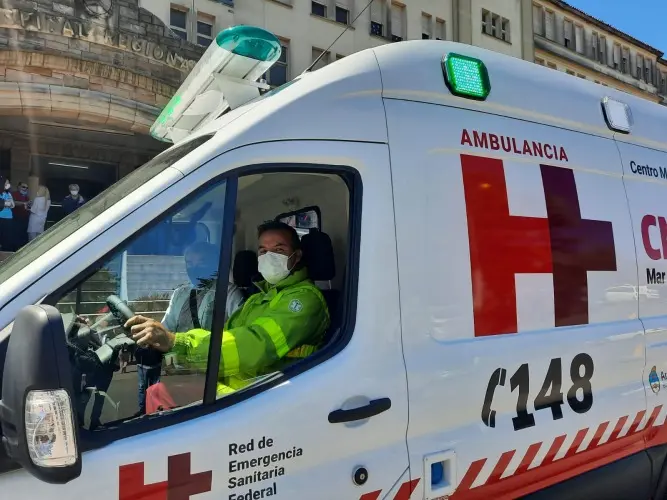 Hizo marcha atrás con el auto y atropelló a su beba de un año: está internada en terapia intensiva
