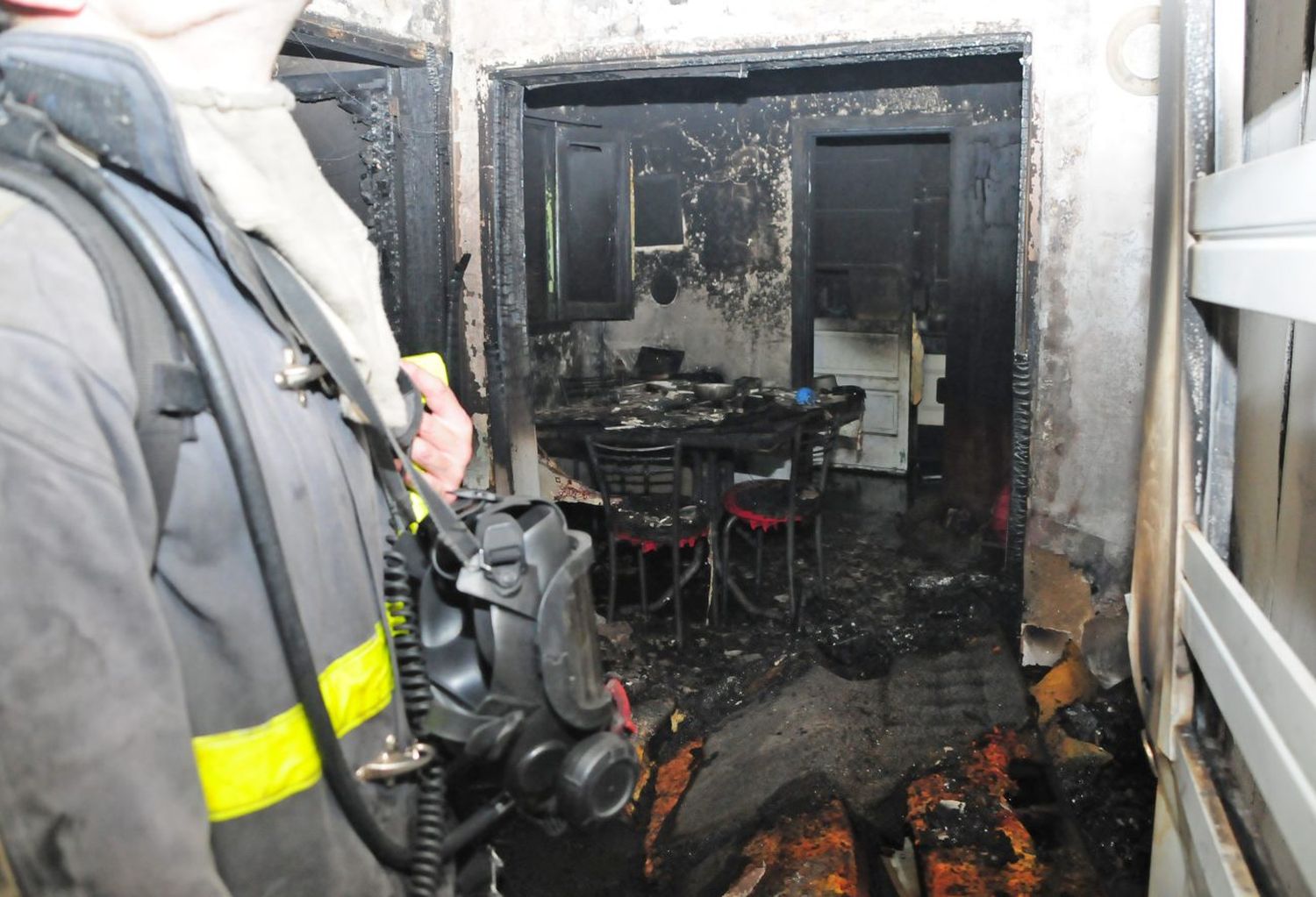Se durmió con una vela encendida y se desató un incendio en su departamento