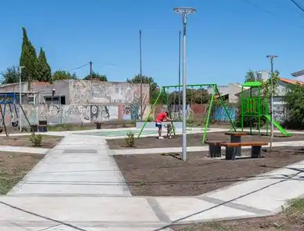 Remodelaron la plazoleta Italia con nuevas sendas y mobiliario