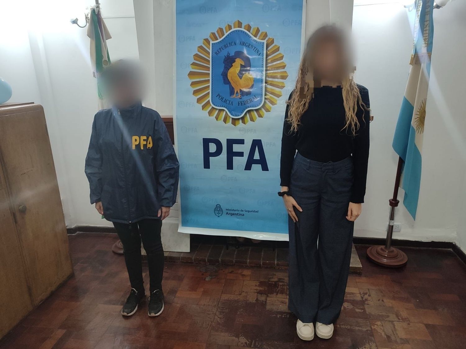 Una de las dos mujeres detenidas. También se capturó a un hombre y quedaron a disposición de la Justicia.
