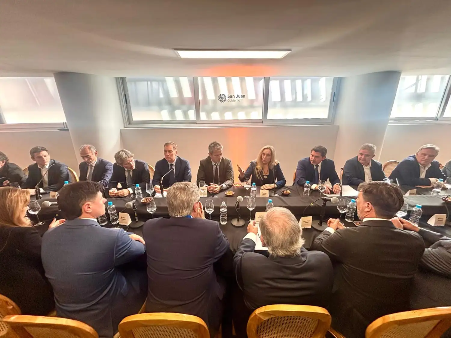 La apertura del encuentro estuvo a cargo de la Secretaria General de la Presidencia, Karina Milei. Participaron los gobernadores  Marcelo Orrego; Raúl Jalil (Catamarca), Martín Llaryora (Córdoba), Carlos Sadir (Jujuy), Alfredo Cornejo (Mendoza), Maximiliano Pullaro (Santa Fe).