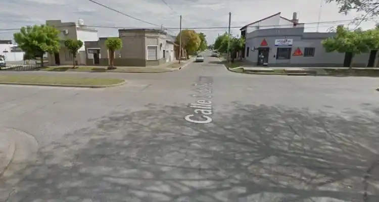 Un ciclista adulto con fractura de muñeca tras colisionar con un auto