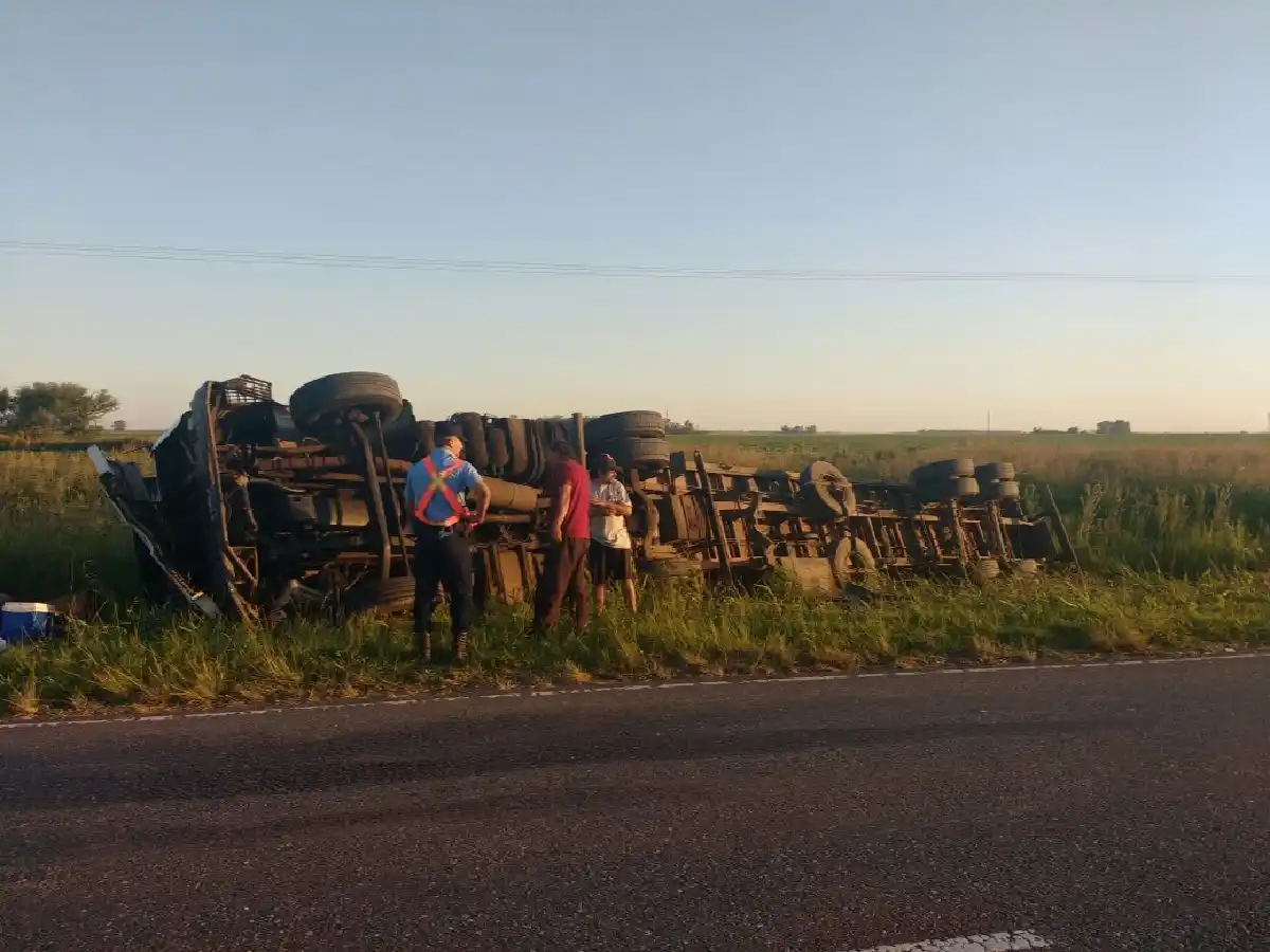 Tumbó camión con tres ocupantes en ruta 158