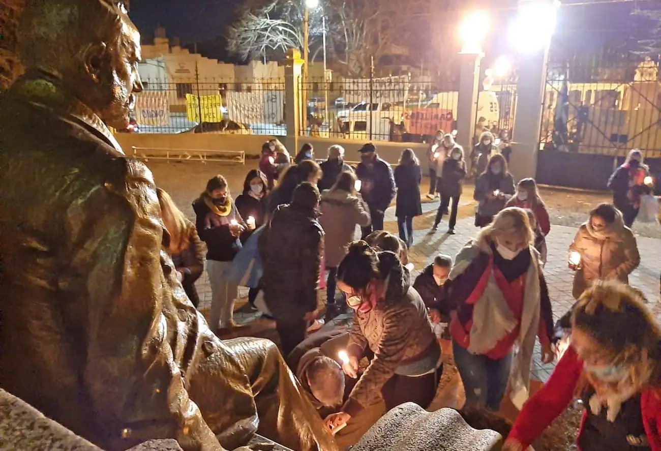 Trabajadores de la salud se movilizaron con antorchas  para exigir un salario digno 