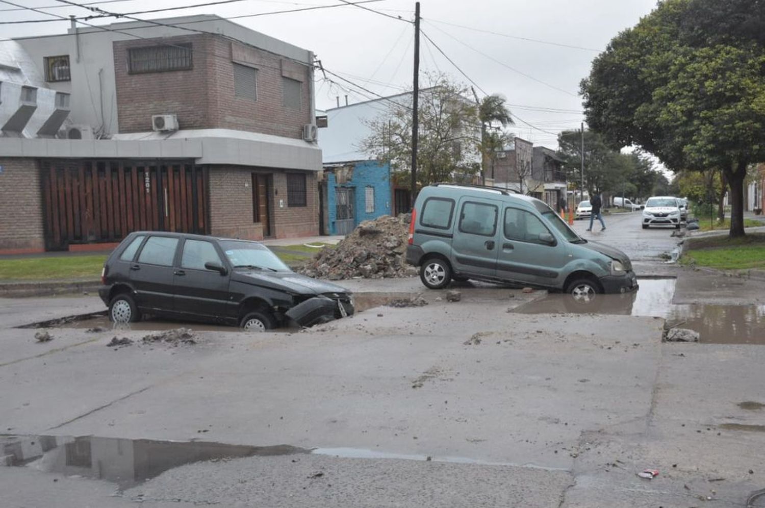 Dos autos cayeron en un pozo donde hacen arreglos en barrio San Roque