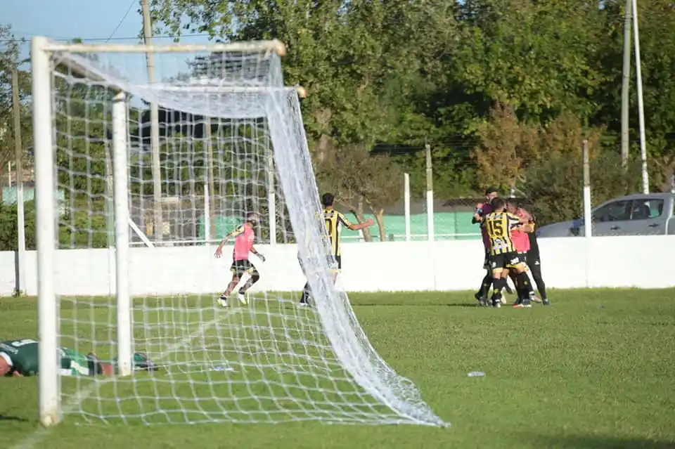 B Metropolitana: con los hermanos Nouet, Flandria rescató un empate y es único líder porque perdió Defensores Unidos