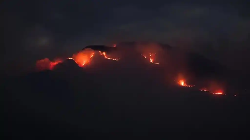 Ardua lucha contra el fuego en las sierras cordobesas. (Gentileza: Mario Tizón)