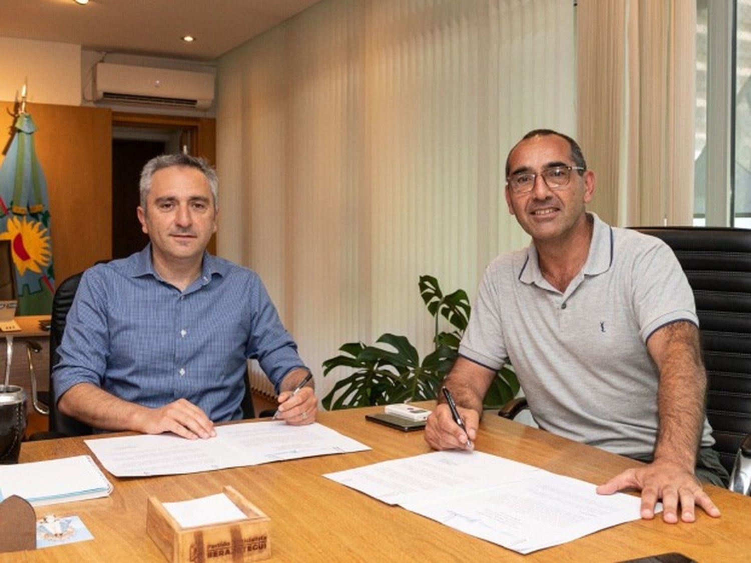 El ministro Andrés Larroque y el intendente de Azul, Nelson Sombra.