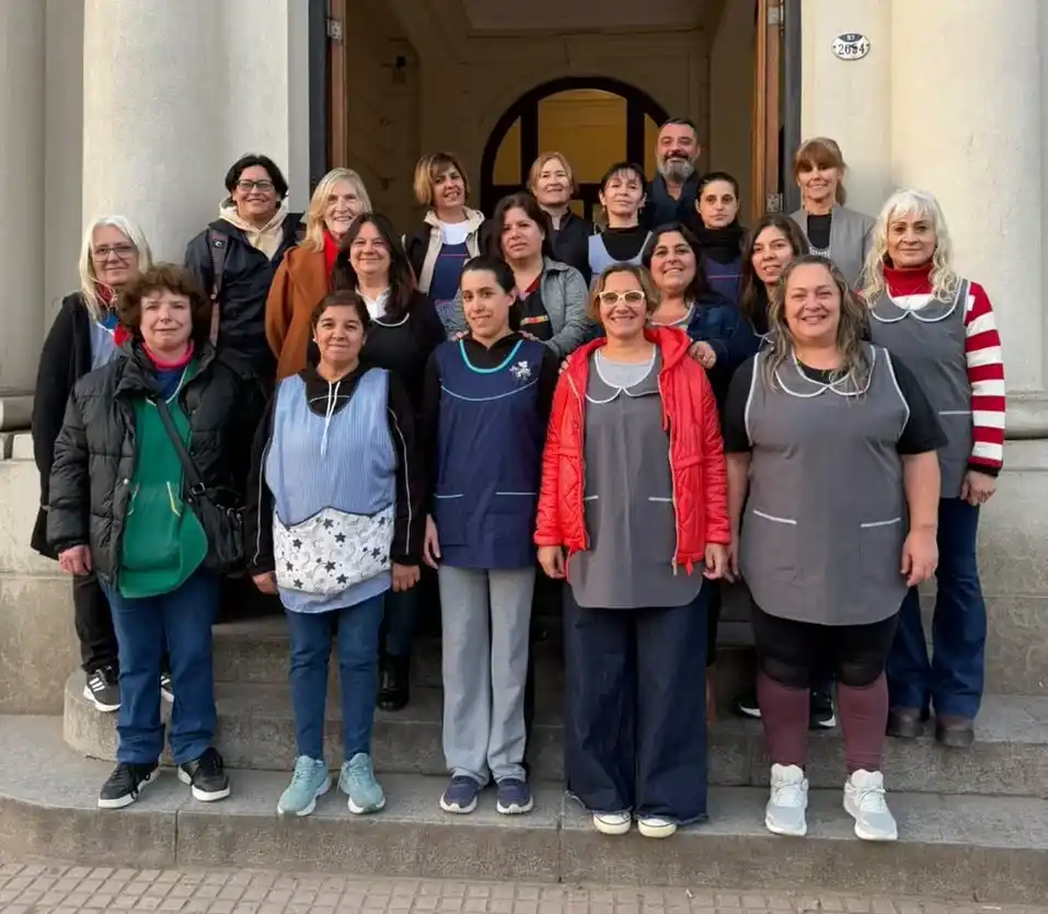 Auxiliares del ex Colegio Nacional junto al director Ariel Gamboa y a la secretaria, Claudia Foss