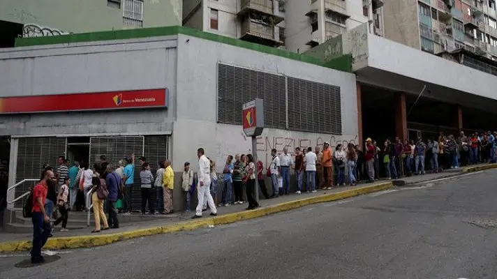 El SUPLICIO de conseguir efectivo: venezolanos pasan horas en colas frente a los bancos