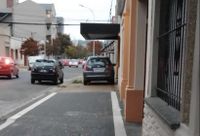 Lado B de la tormenta: por el alerta de granizo, subió su auto a la vereda y lo dejó debajo de un techo