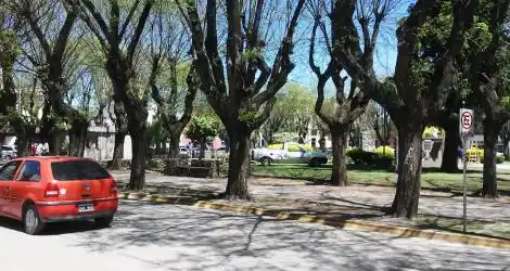 En camioneta arriba de la plaza
