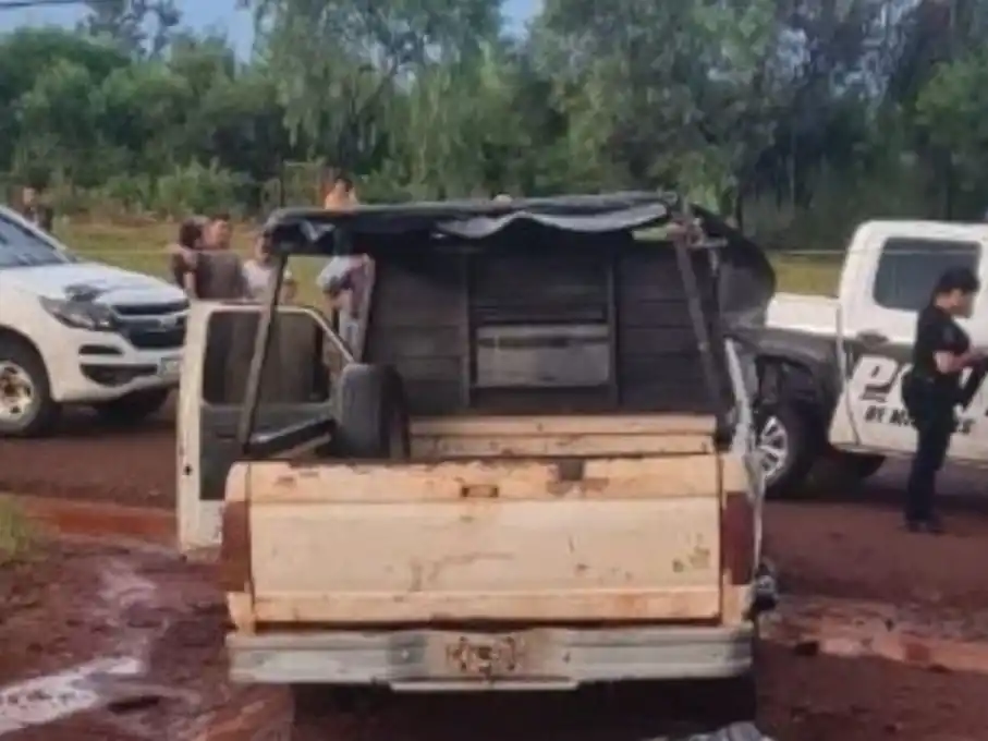 Un joven de 23 años murió al recibir una descarga eléctrica cuando un poste cayó sobre su vehículo. (Foto: gentileza Misiones On Line).